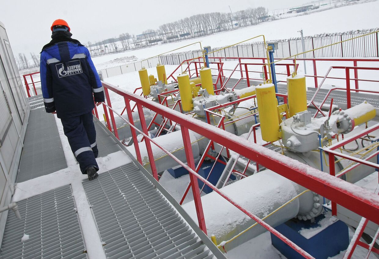 Работник Газпрома на газоизмерительной станции