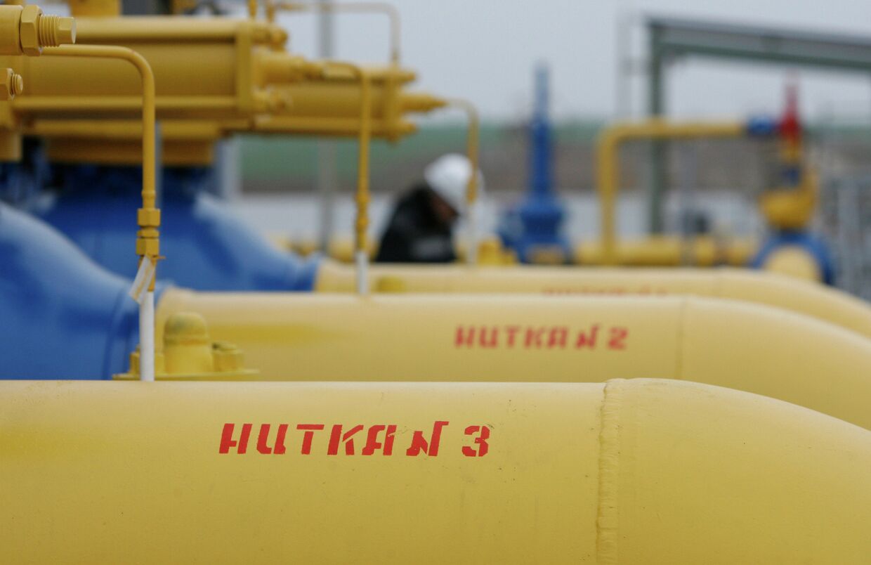 Нитки газопровода на территории введенной в строй после реконструкции газораспределительной станции ОАО Газпром