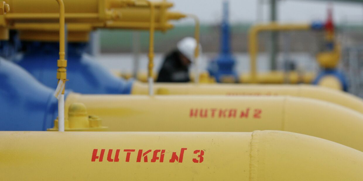 Нитки газопровода на территории введенной в строй после реконструкции газораспределительной станции ОАО Газпром