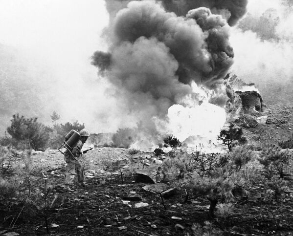 Американский солдат стреляет из огнемета, Корейская война 1950-1953 годов