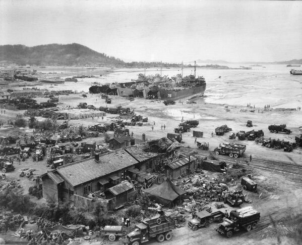 Американские десантные корабли в порту Инчхона