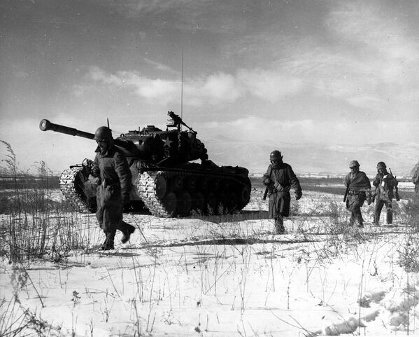 Морские пехотинцы отступают от Чосина, Корейская война 1950-1953 годов