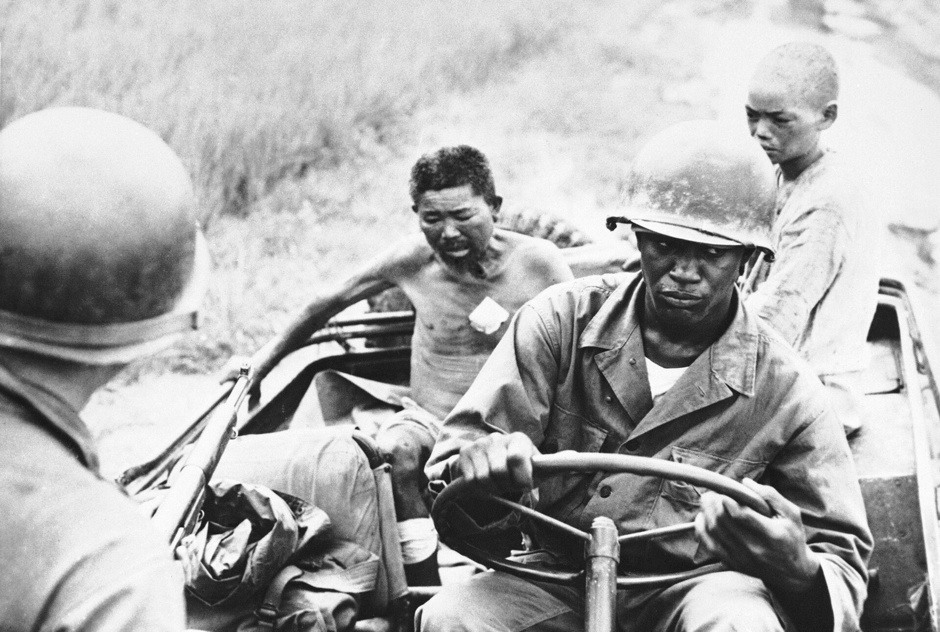 Американские солдаты везут пленных северокорейцев в госпиталь - ИноСМИ, 1920, 30.03.2026