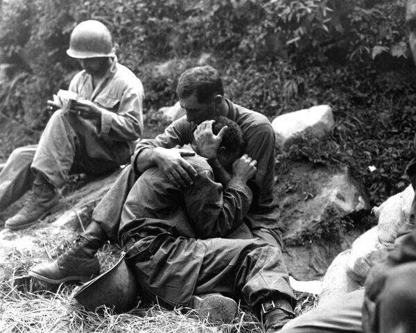 Американский солдат успокаивает товарища, Корейская война 1950-1953 годов