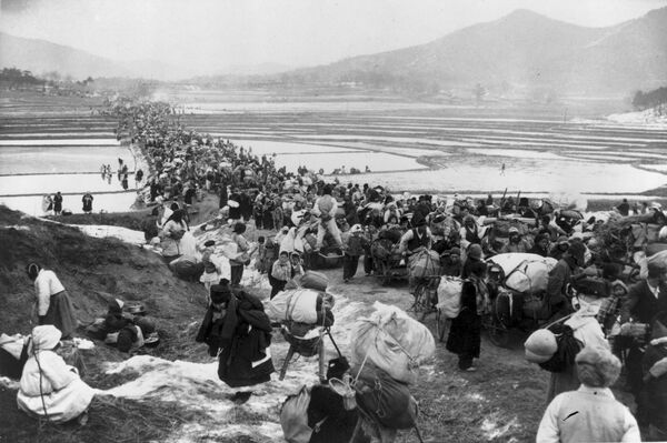 Беженцы переходят мост над рисовыми полями, Корейская война 1950-1953 годов