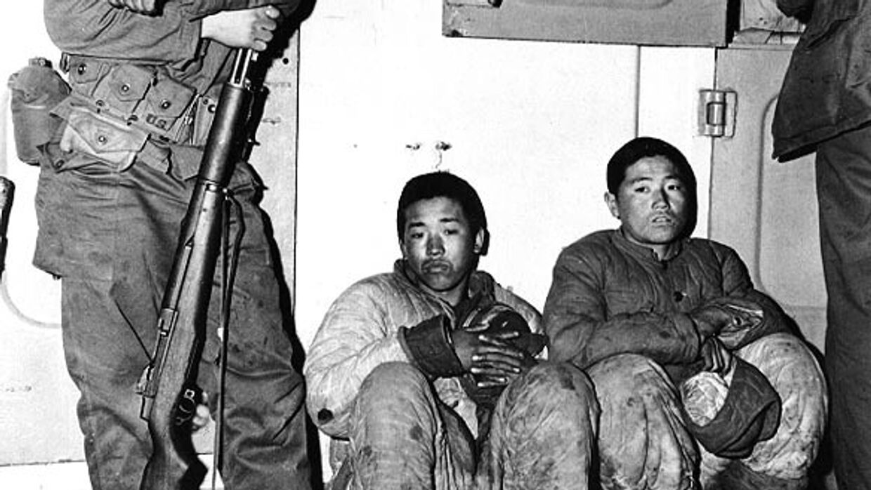 Солдат морской пехоты с северокорейскими военнопленными