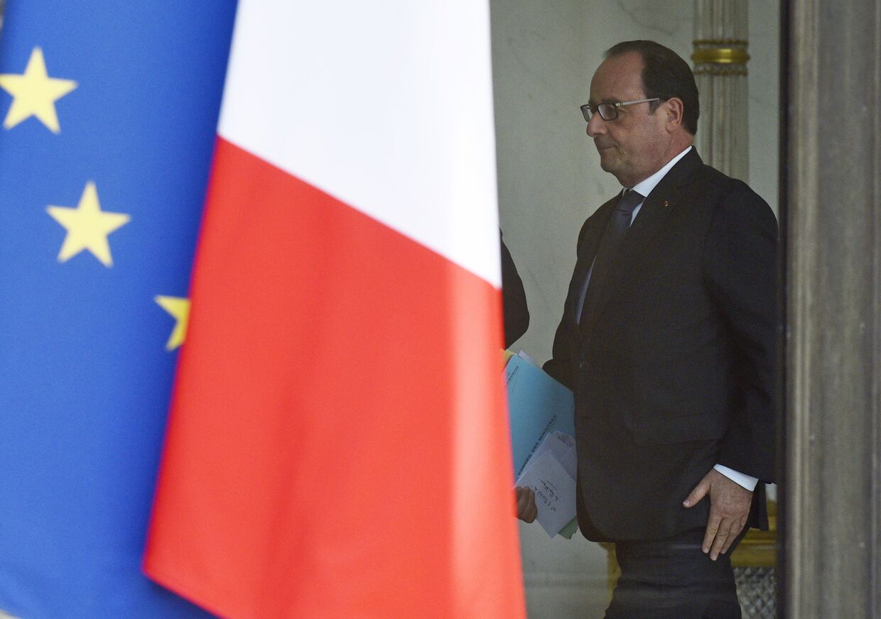 Франсуа Олланд после совета по обороне в Елисейском дворце
