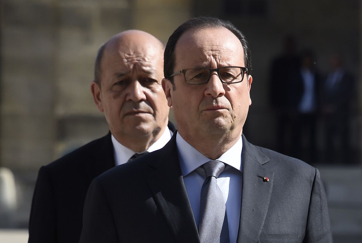 Президент Франции Франсуа Олланд и министр обороны Жан-Ив Ле Дриан
