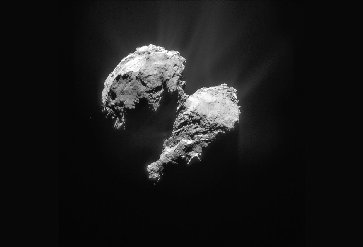 Комета 67P/Чурюмова — Герасименко, сфотографированная космическим аппаратом «Розетта»