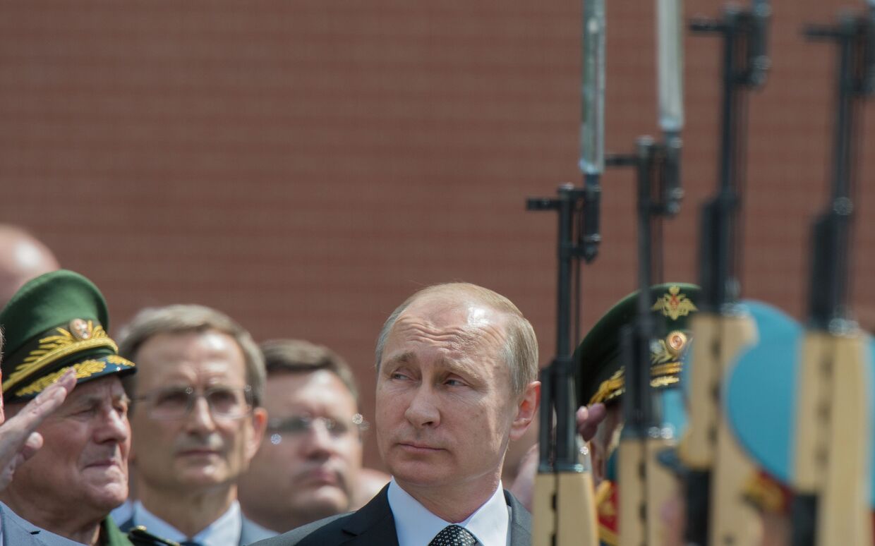 Владимир Путин на церемонии возложения венка к Могиле Неизвестного солдата в Александровском саду