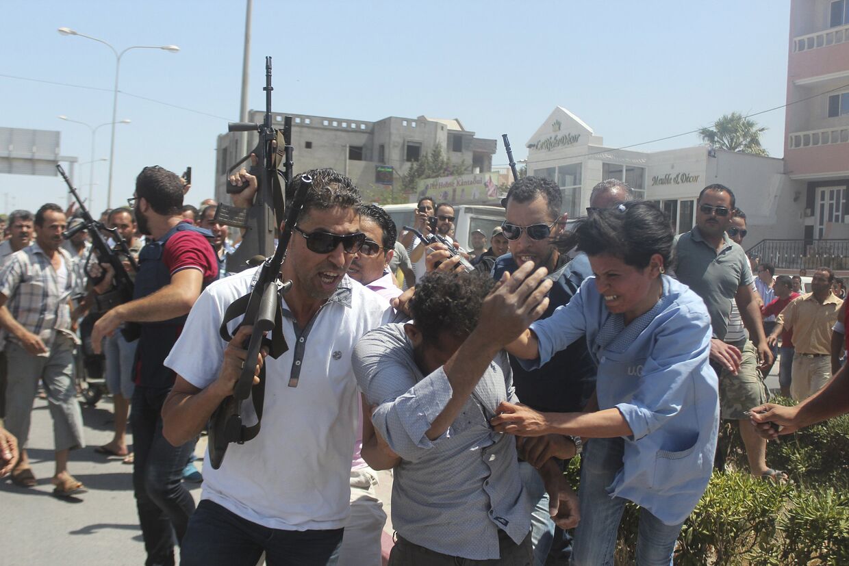 Человек, предположительно открывший стрельбу в тунисском отеле