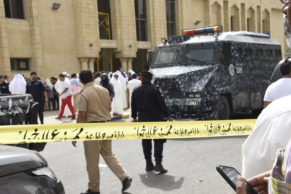 На месте взрыва в мечети. Кувейт, 26 июня