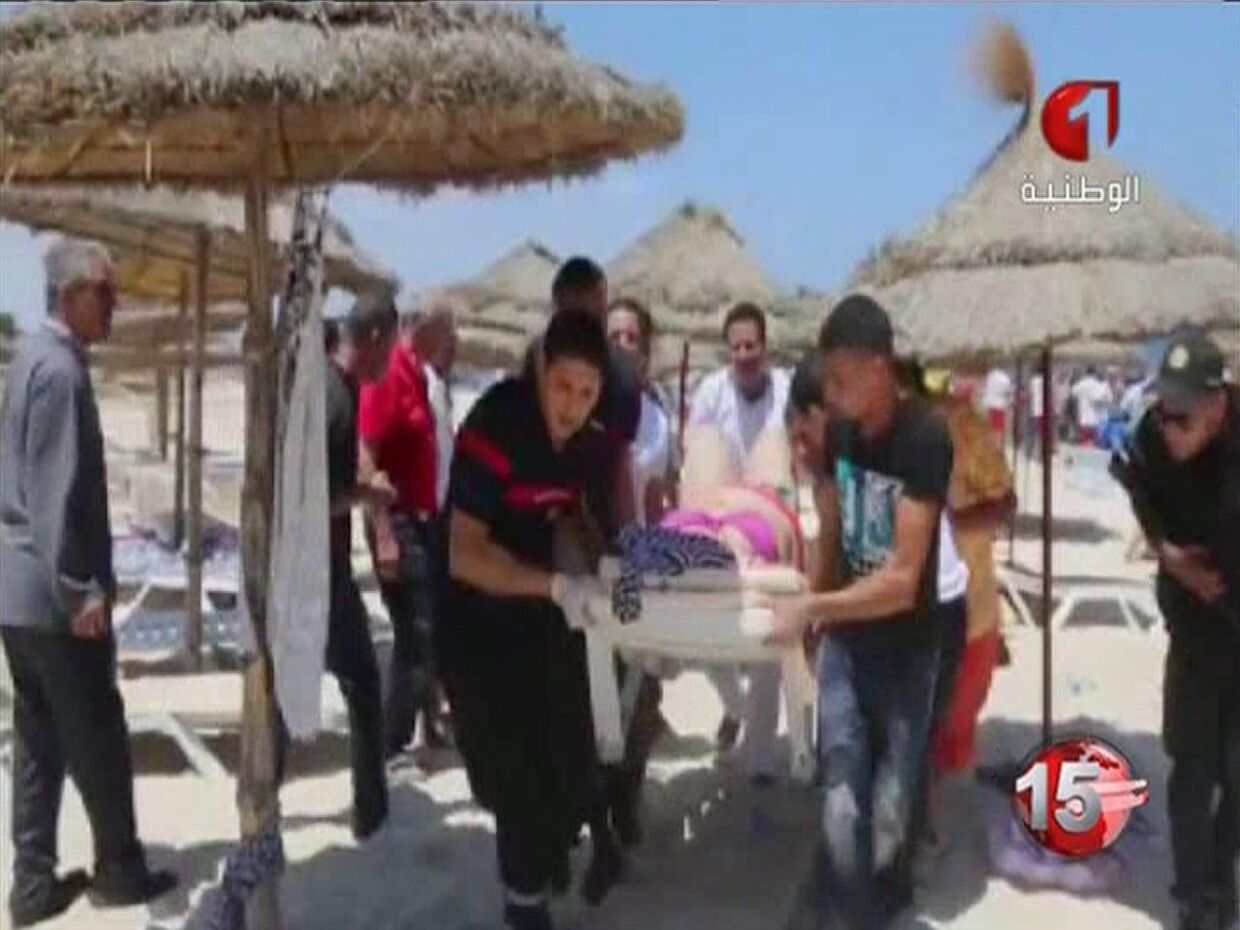 Эвакуация постадавших с пляжа в Тунисе