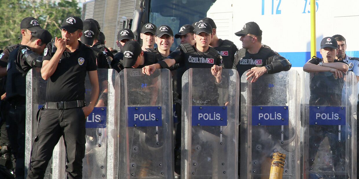 Полиция на площади Таксим в Стамбуле