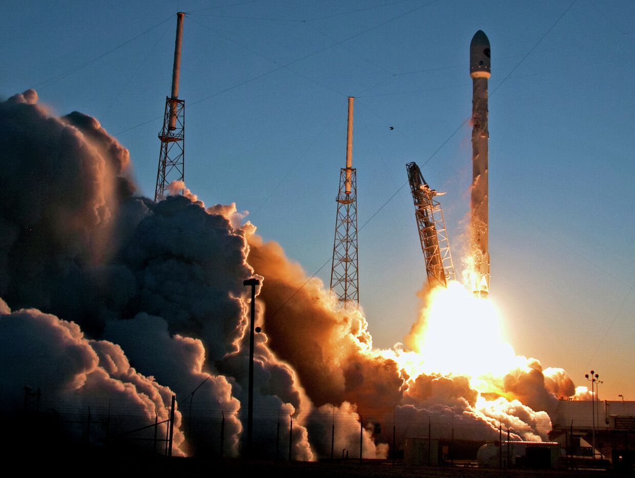 Запуск беспилотной ракеты Falcon 9 на мысе Канаверал в Кейп Канаверал, штат Флорида. 11 февраля 2015
