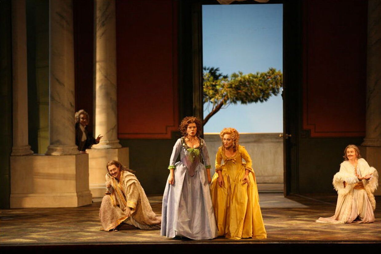 Сцена из оперы Так поступают все женщины в постановке Пермского театра оперы и балета