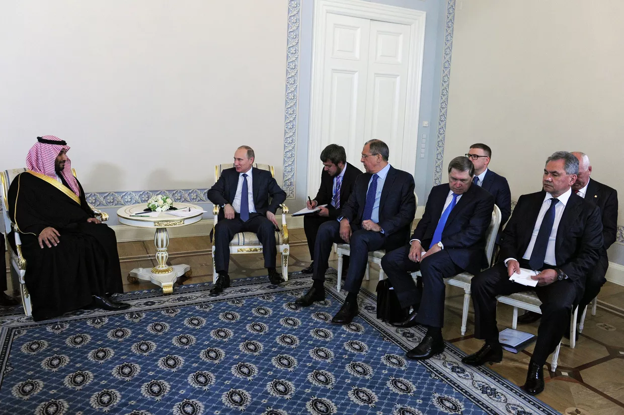 Президент России Владимир Путин и преемник Наследного принца, министр обороны Саудовской Аравии Мухаммед Бен Салман во время встречи в Санкт-Петербурге