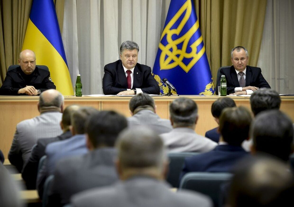 Президент Украины Петр Порошенко и временно исполняющий обязанности главы Службы безопасности Украины Василий Грицак