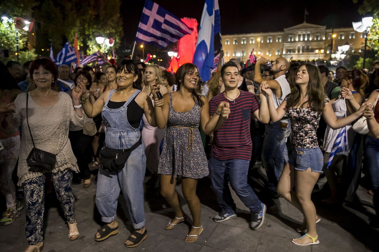 Сторонники Нет празднуют победу по итогам референдума. Афины, Греция