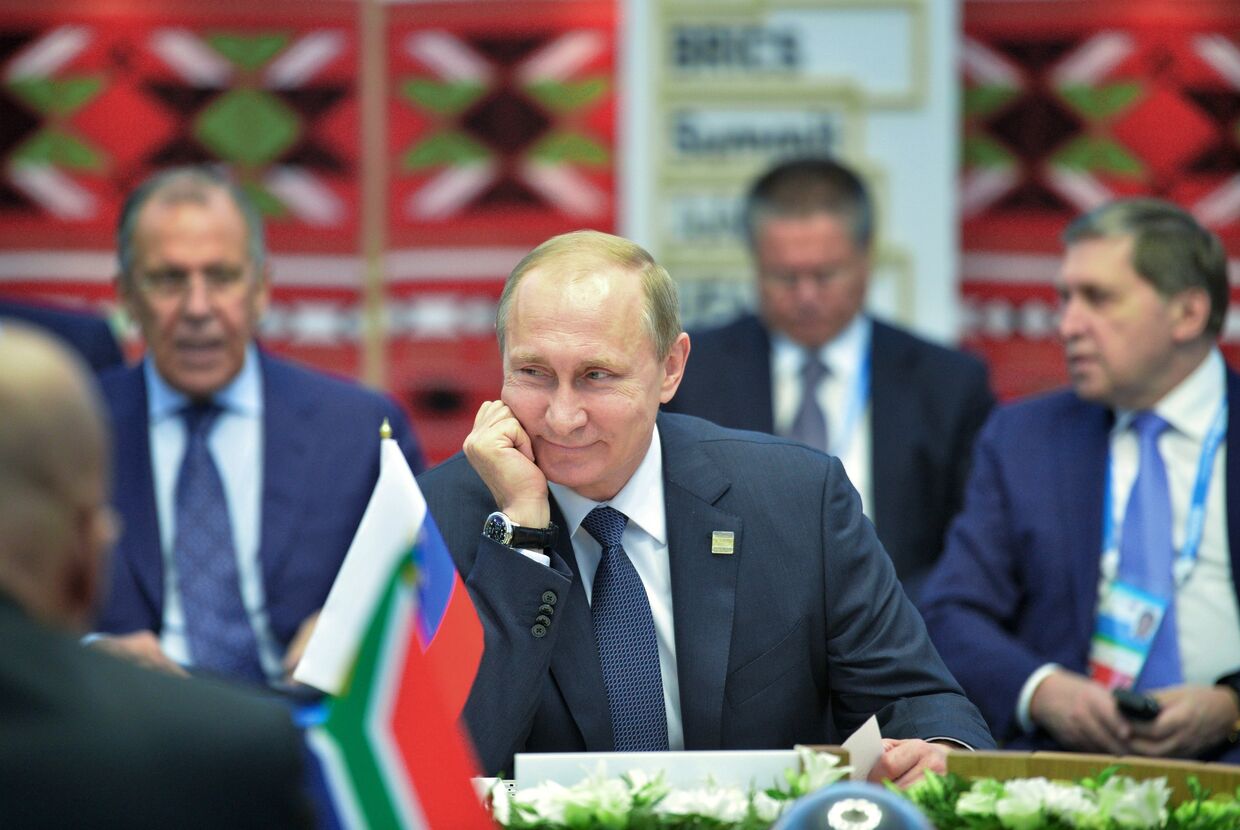 Президент Российской Федерации Владимир Путин во время встречи с лидерами БРИКС в узком составе в Уфе