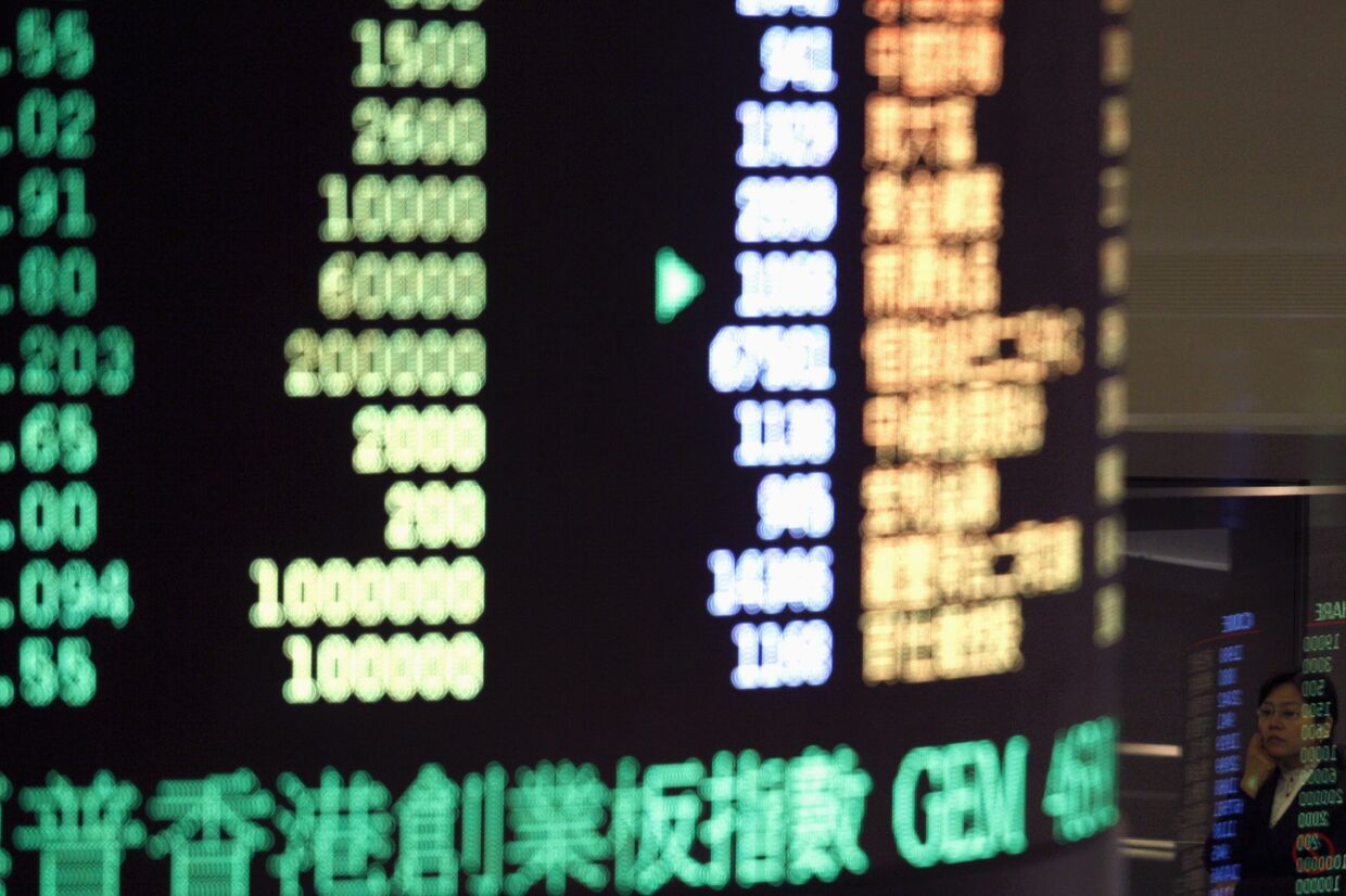 Мониторы Гонконгский фондовой биржи, показывающие индекс Hang Seng 