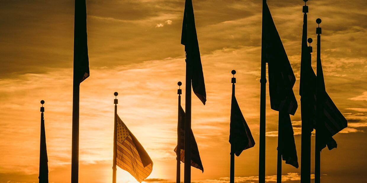 Флаги на фоне закатного неба в Вашингтоне