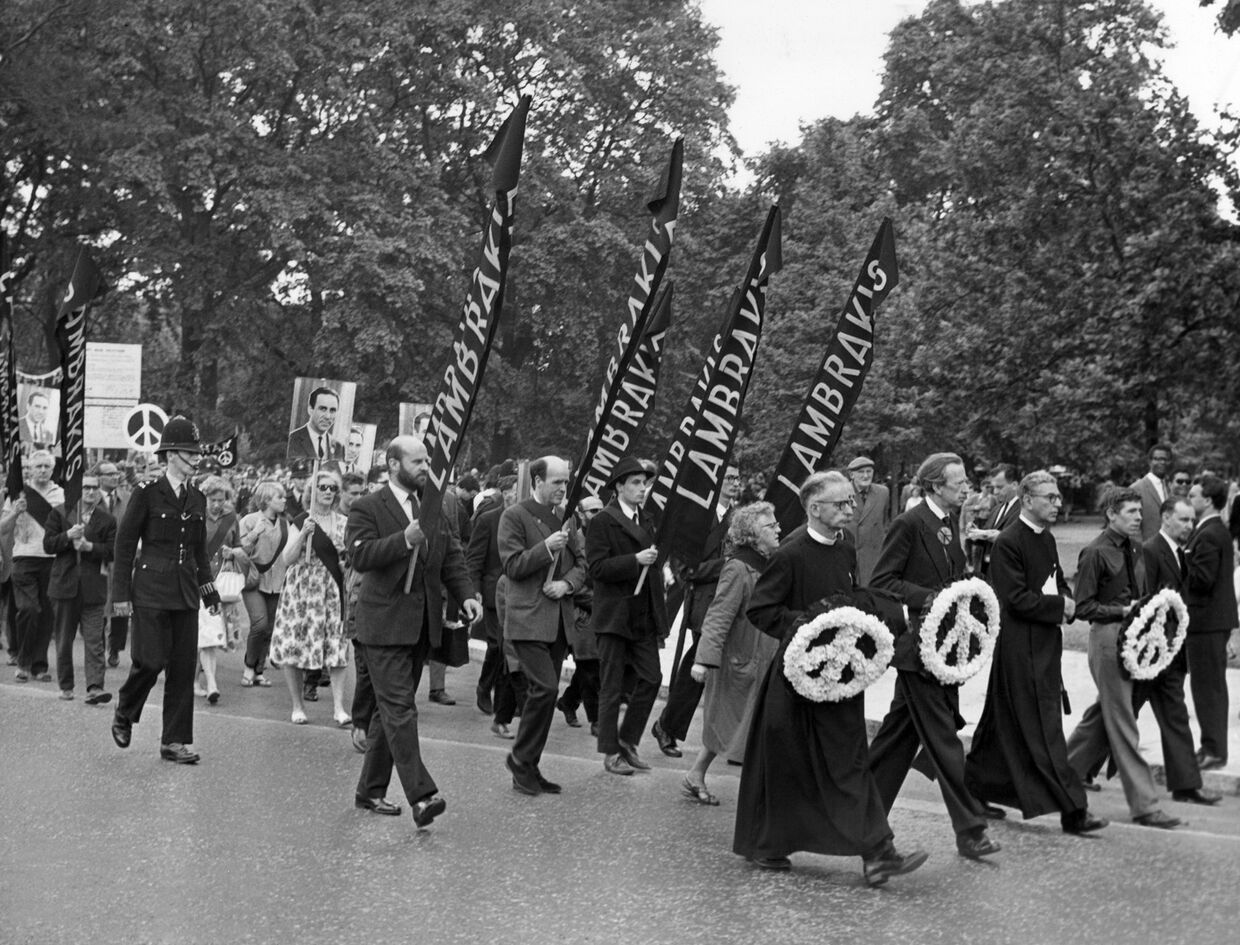 Митинг в Гайд-парке, организованный Кампанией за ядерное разоружение и посвященный памяти Григориса Ламбракиса, 7 июля 1963 года