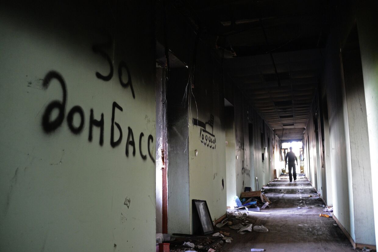 В обгоревшем здании Мариупольского городского совета. 19 мая 2014