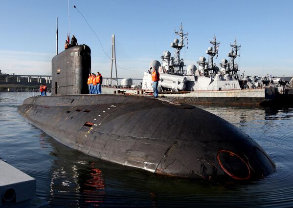Дизельная подводная лодка Краснокаменск проекта 877 во время швартовки в главной базе Тихоокеанского флота во Владивостоке