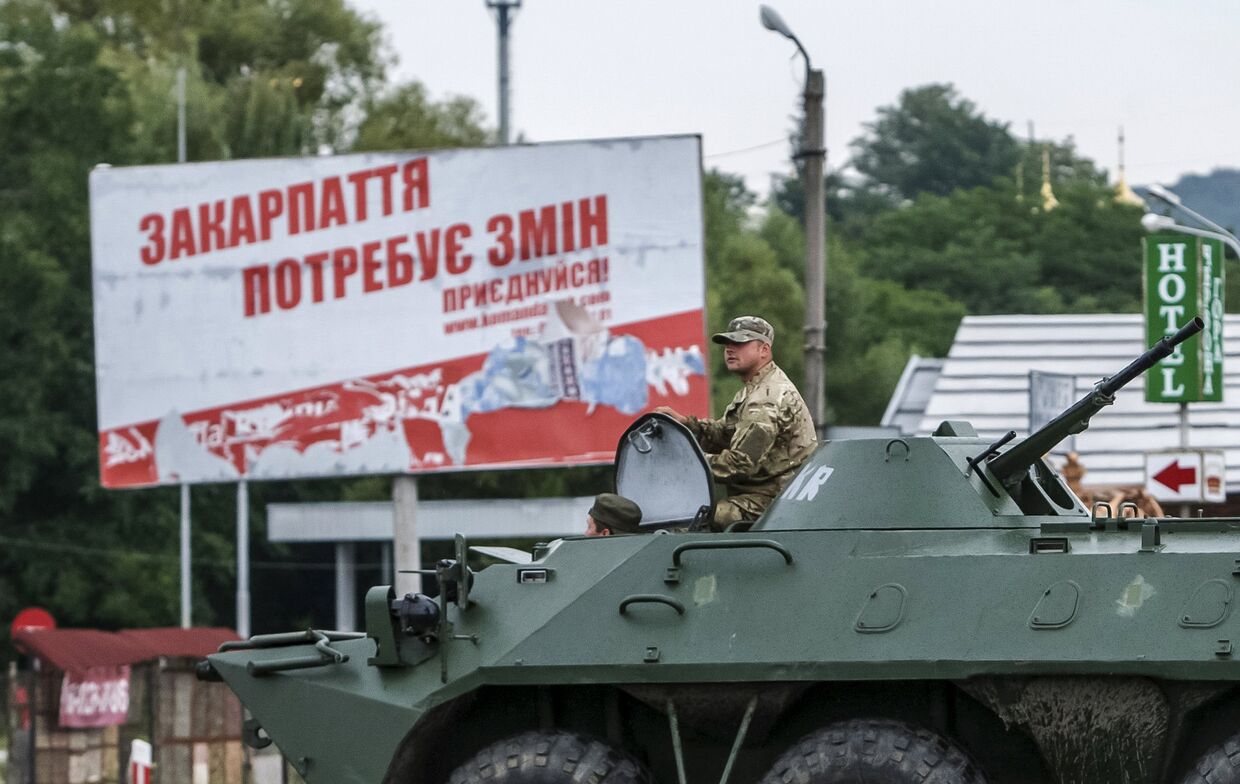 Украинский военный на месте перестрелки в Мукачеве