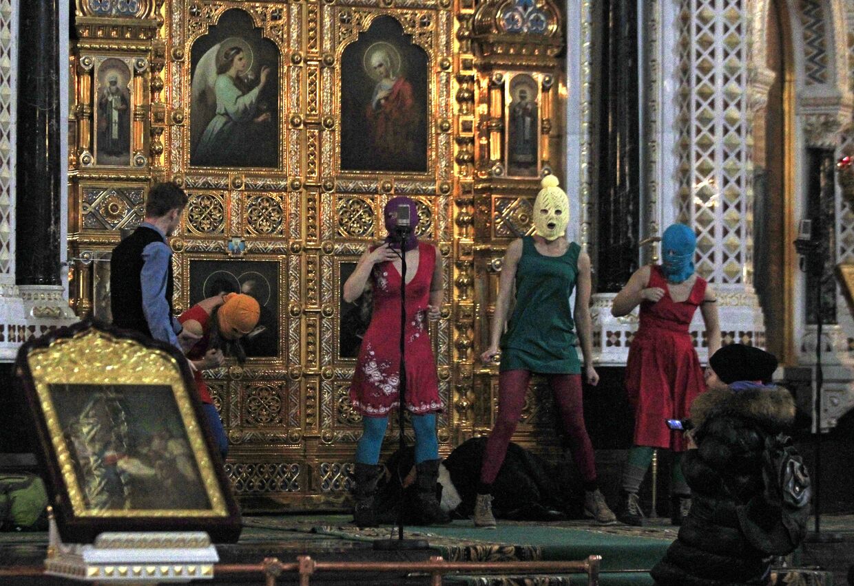 Акция «панк-молебен» арт-группы Pussy Riot в храме Христа Спасителя