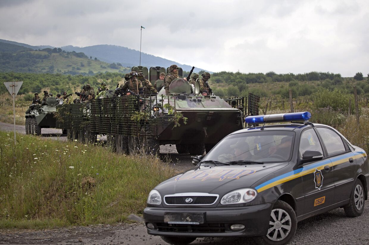 Украинские военные и полиция в деревне Бобовище рядом с Мукачево