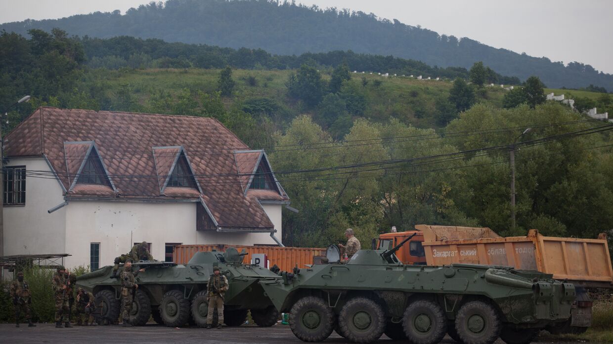 Украинские военные блокируют движение на дороге рядом с Мукачево