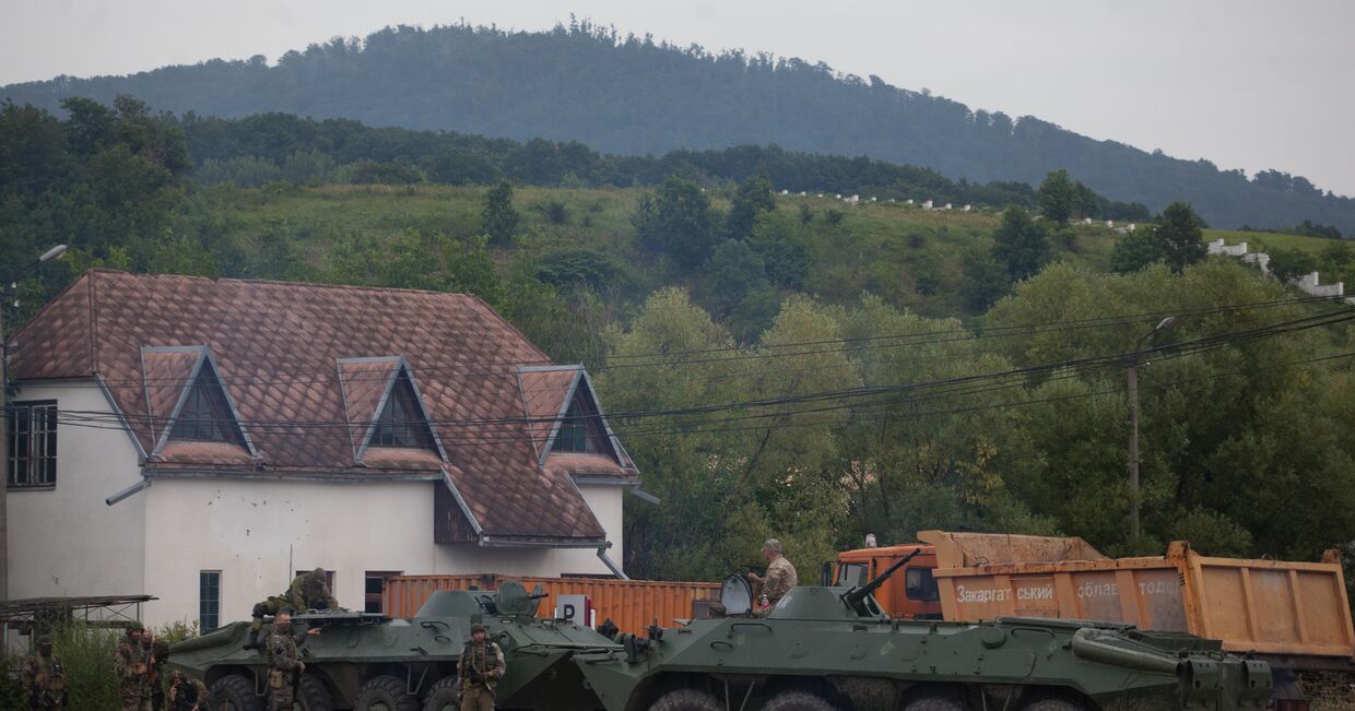 Украинские военные блокируют движение на дороге рядом с Мукачево