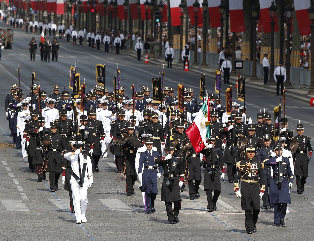 Мексиканские военные на параде в День взятия Бастилии на Елисейских полях в Париже