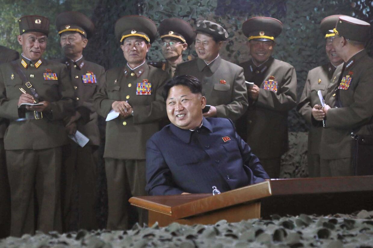 Лидер Северной Кореи Ким Чен Ын на военно-морских учениях