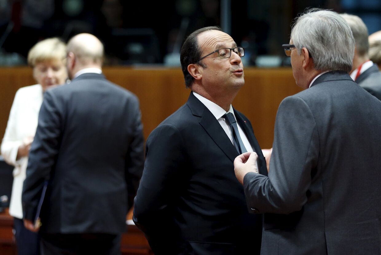 Президент Франции Франсуа Олланд и председатель Еврокомиссии Жан-Клод Юнкер на встрече лидеров стран ЕС в Брюсселе, 13 июля 2015 года
