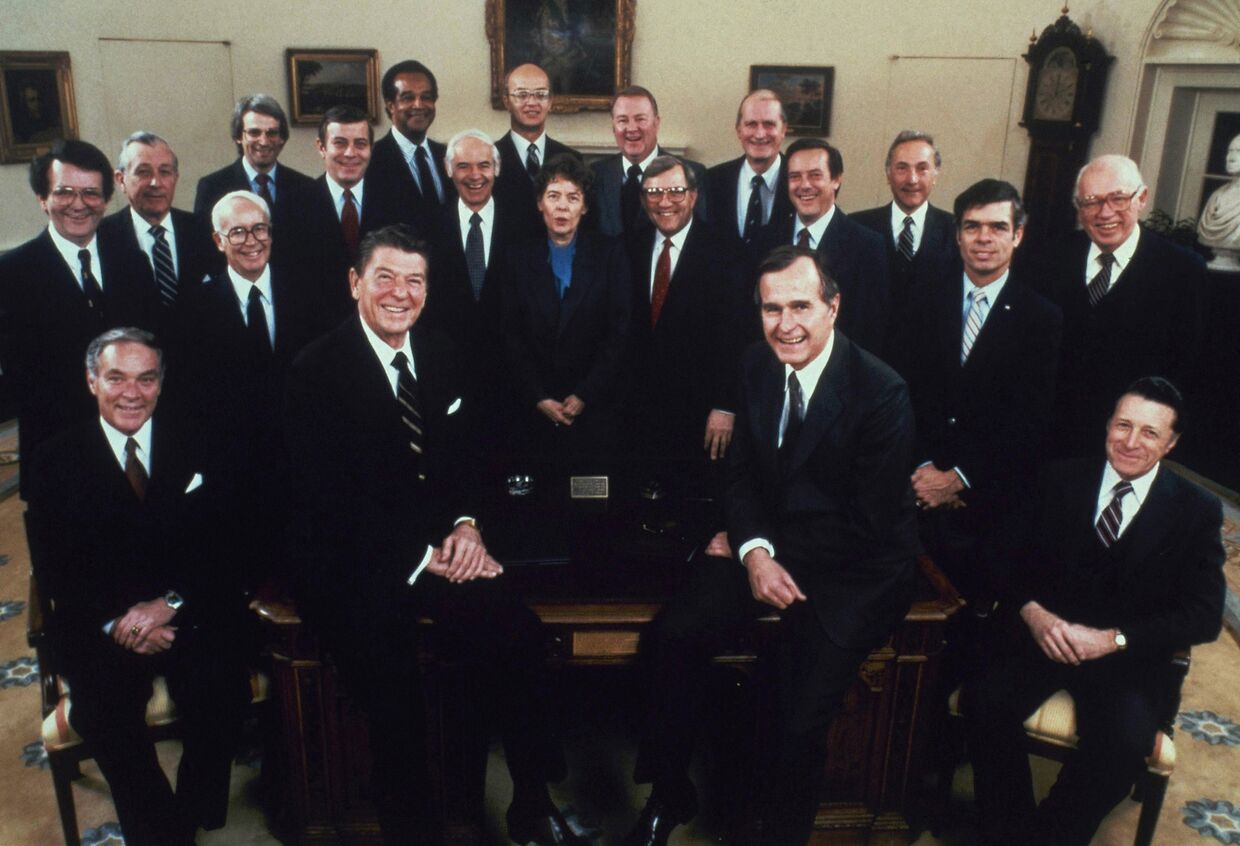 Президент США Рональд Рейган, вице-президент Джордж Буш и члены кабинета министров, 1981 год