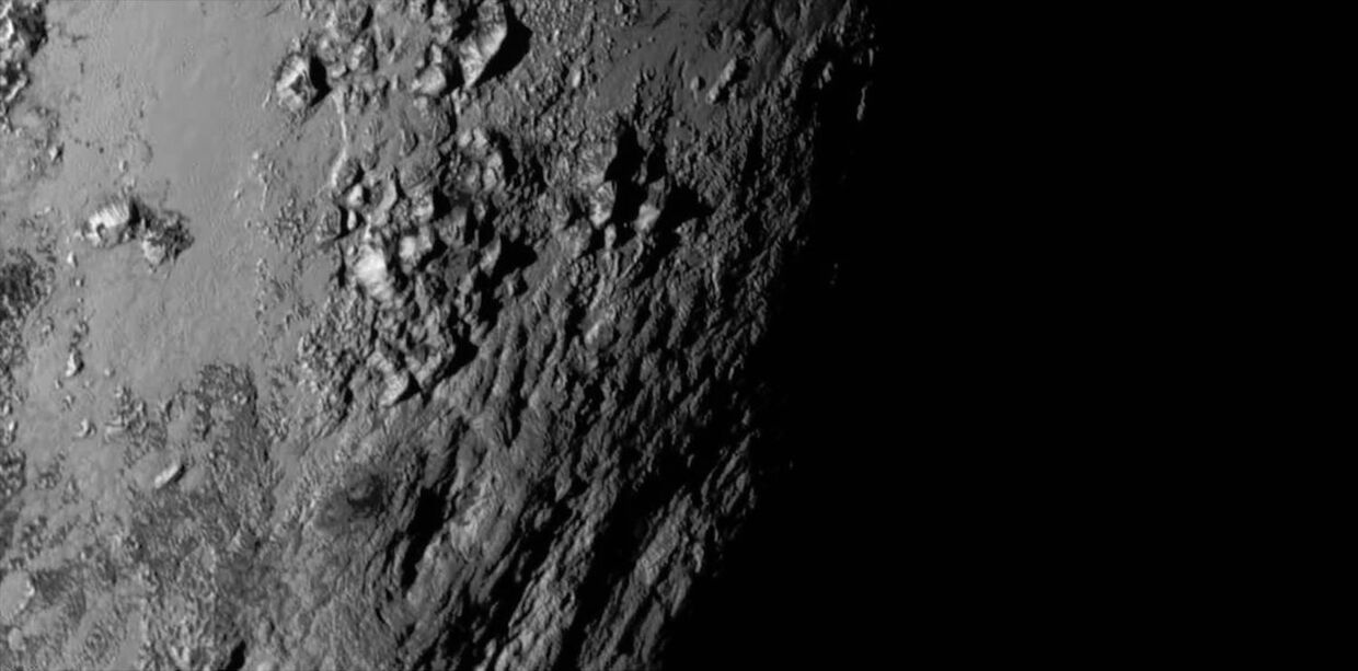 Поверхность Плутона, сфотографированная камерой LORRI