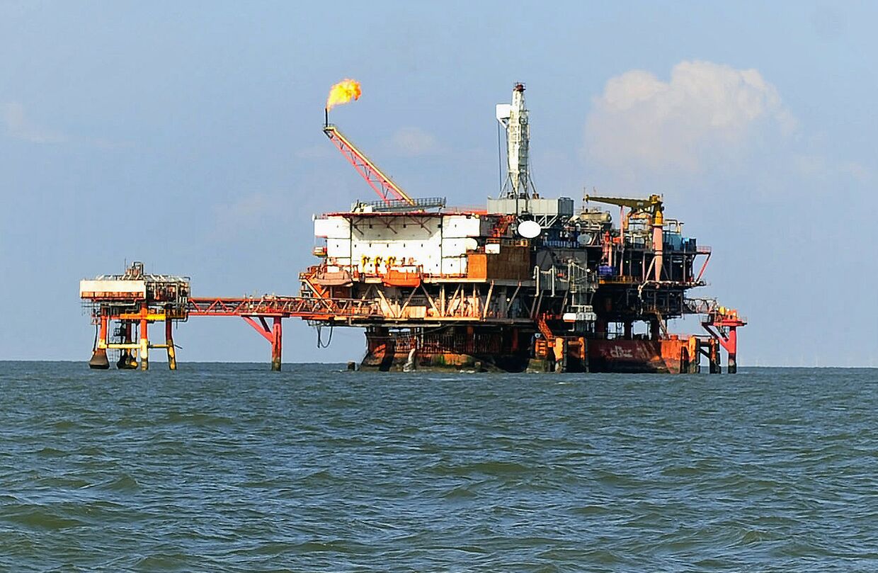 Нефтедобывающая платформа рядом с городом Цзиньчжоу Нефтедобывающая платформа рядом с городом Цзиньчжоу
