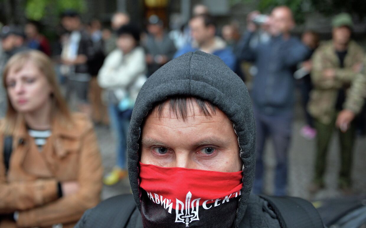Активист Правого сектора возле здания администрации президента в Киеве, Украина