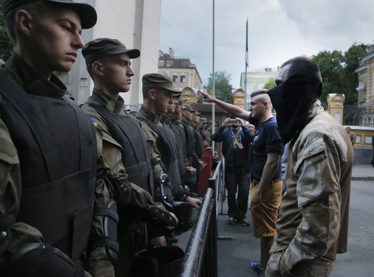 Митинг «Правого сектора» у здания администрация президента в Киеве