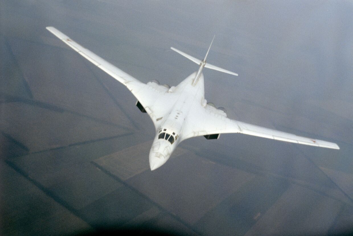 Советский сверхзвуковой стратегический бомбардировщик Ту-160 в воздухе