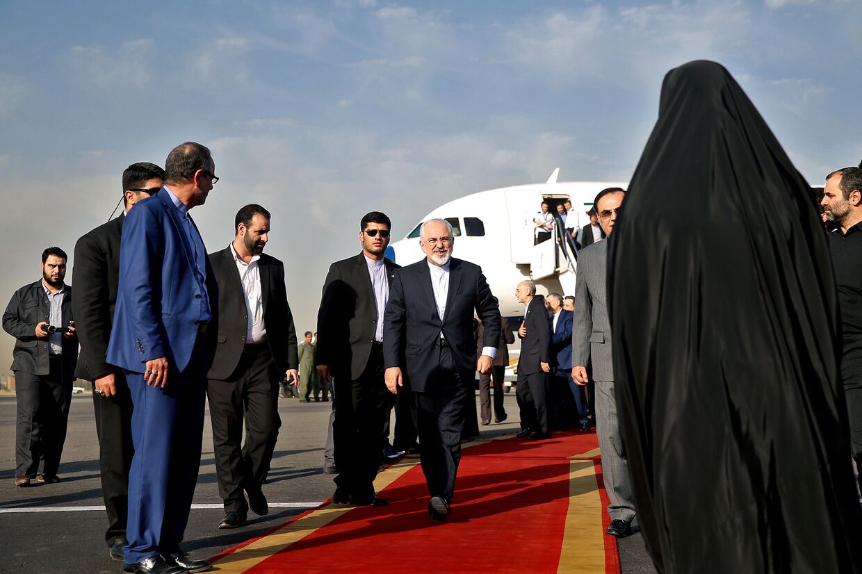 Мохаммед Джавад Зариф в аэропорту Тегерана после подписания соглашения по ядерной программе в Вене