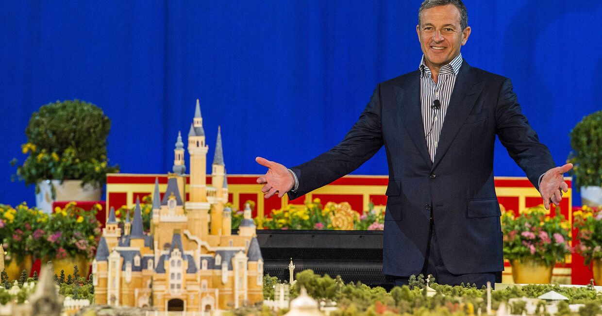 Президент и CEO компании The Walt Disney у макета Шанхайского Диснейлэнда