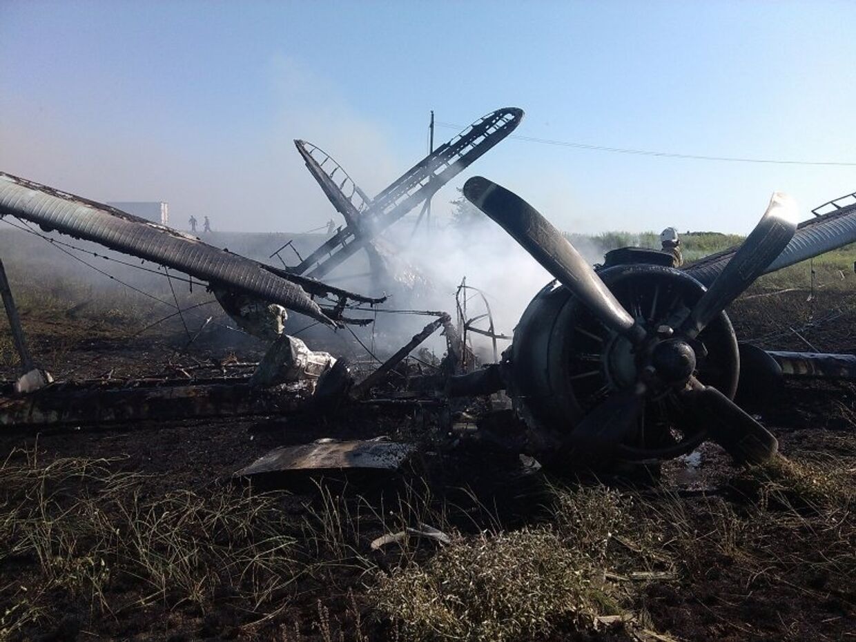 На месте крушения легкомоторного самолета Ан-2 в Тацинском районе Ростовской области