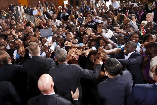 Толпа вокруг Барака Обамы после его выступления на стадионе в Найроби