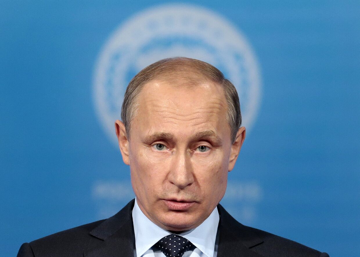 Владимир Путин выступает на пресс-конференции по итогам саммита ШОС в Уфе