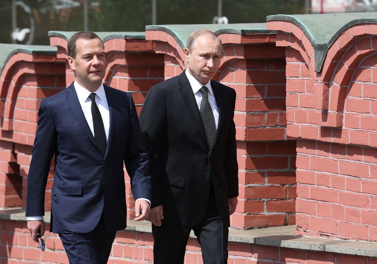 Владимир Путин и Дмитрий Медведев на церемонии возложения венка к Могиле Неизвестного солдата в Александровском саду