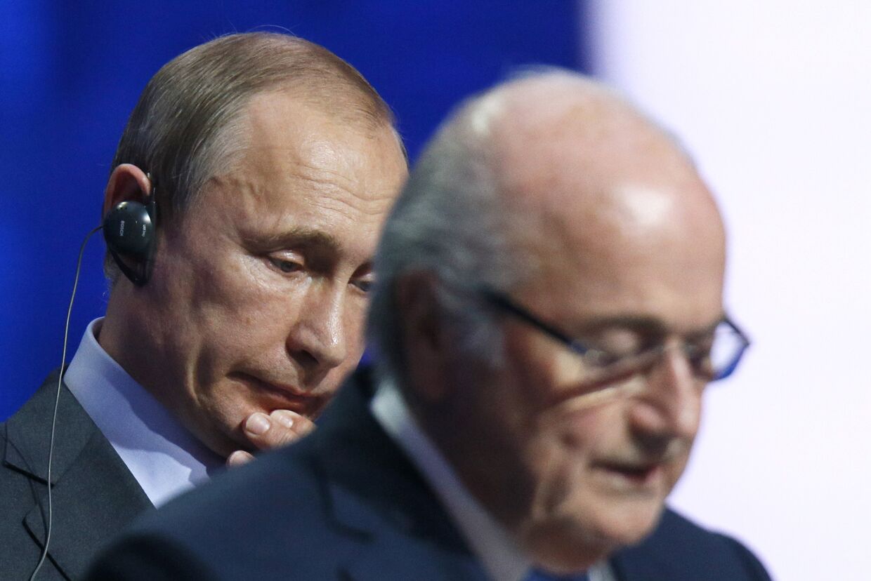 Владимир Путин и глава ФИФА Йозеф Блаттер на церемонии предварительной жеребьёвки чемпионата мира по футболу FIFA 2018 года в Константиновском дворце в Санкт-Петербурге